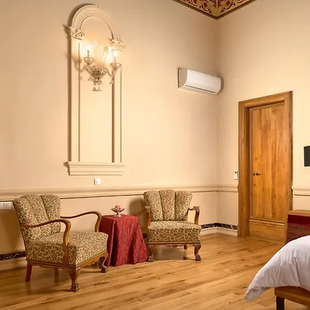 מלון דירות Palazo Dei Conti In Centre Old Town 4*