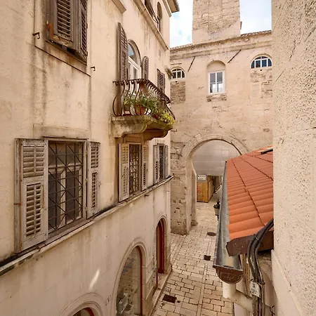 Palazo Dei Conti In Centre Old Town 4*