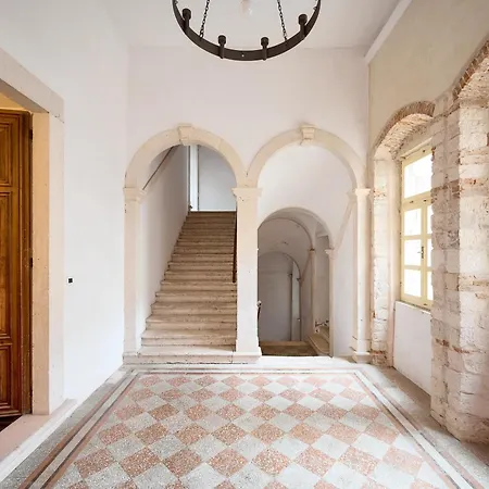 Palazo Dei Conti In Centre Old Town