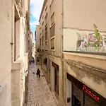 Palazo Dei Conti In Centre Old Town