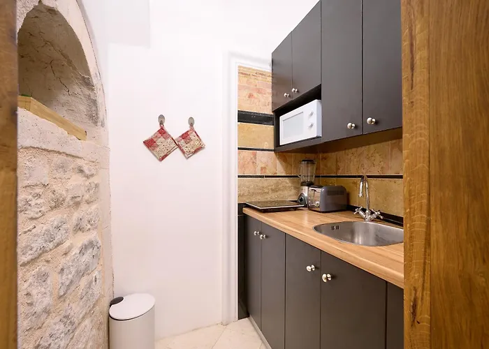 Palazo Dei Conti In Centre Old Town Aparthotel 4*